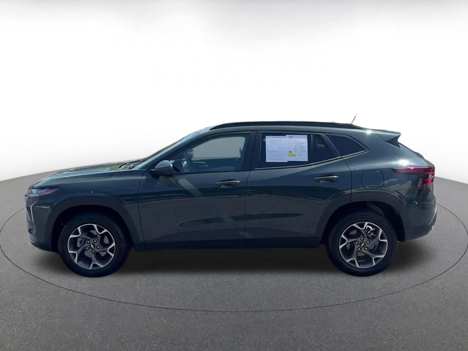 Used 2025 Chevrolet Trax LT FWD image 9