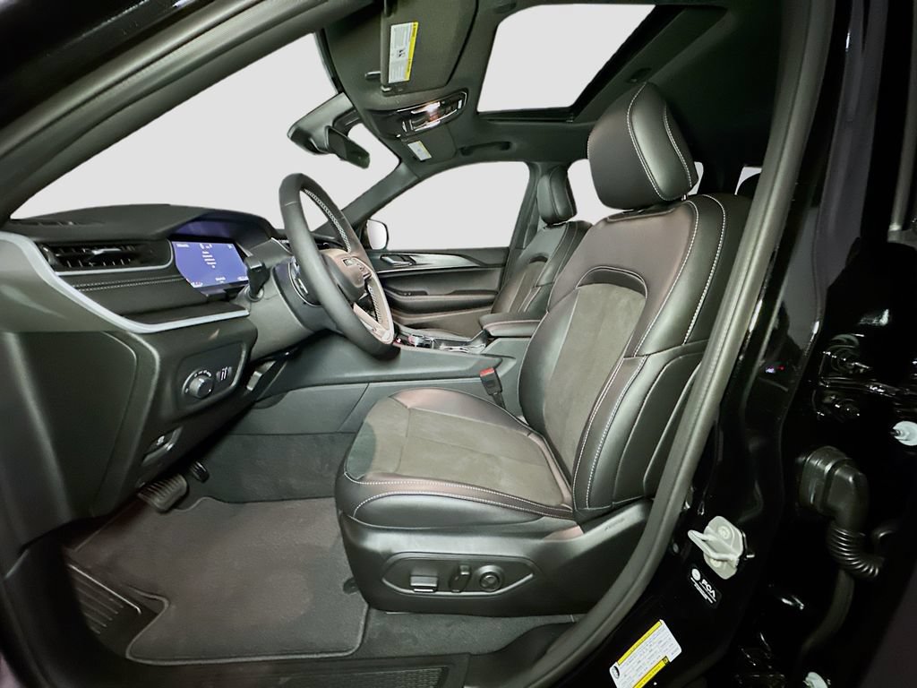 New 2025 Jeep Grand Cherokee Altitude AWD/4WD image 14