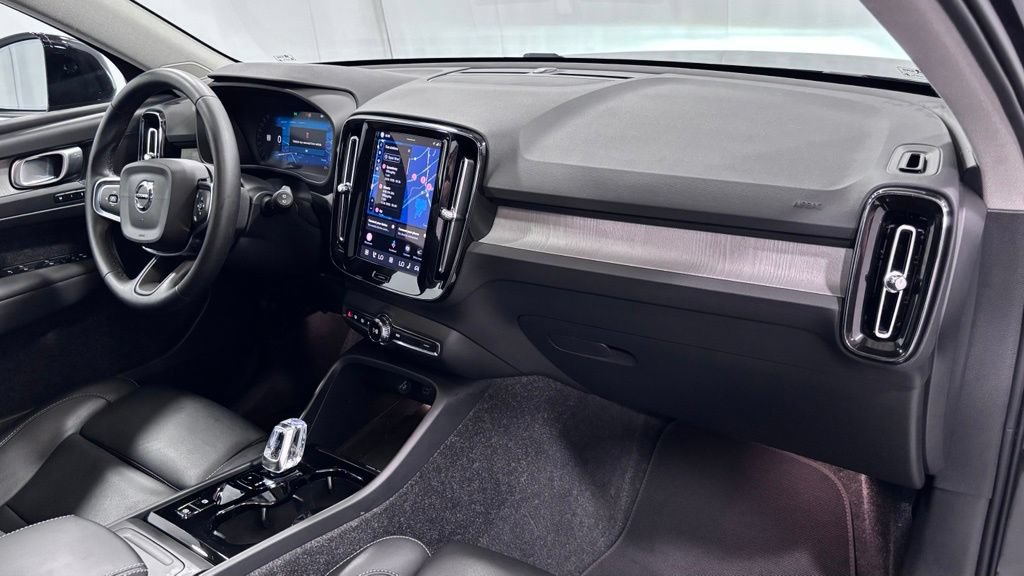 Certified 2025 Volvo XC40 B5 Plus AWD/4WD image 17