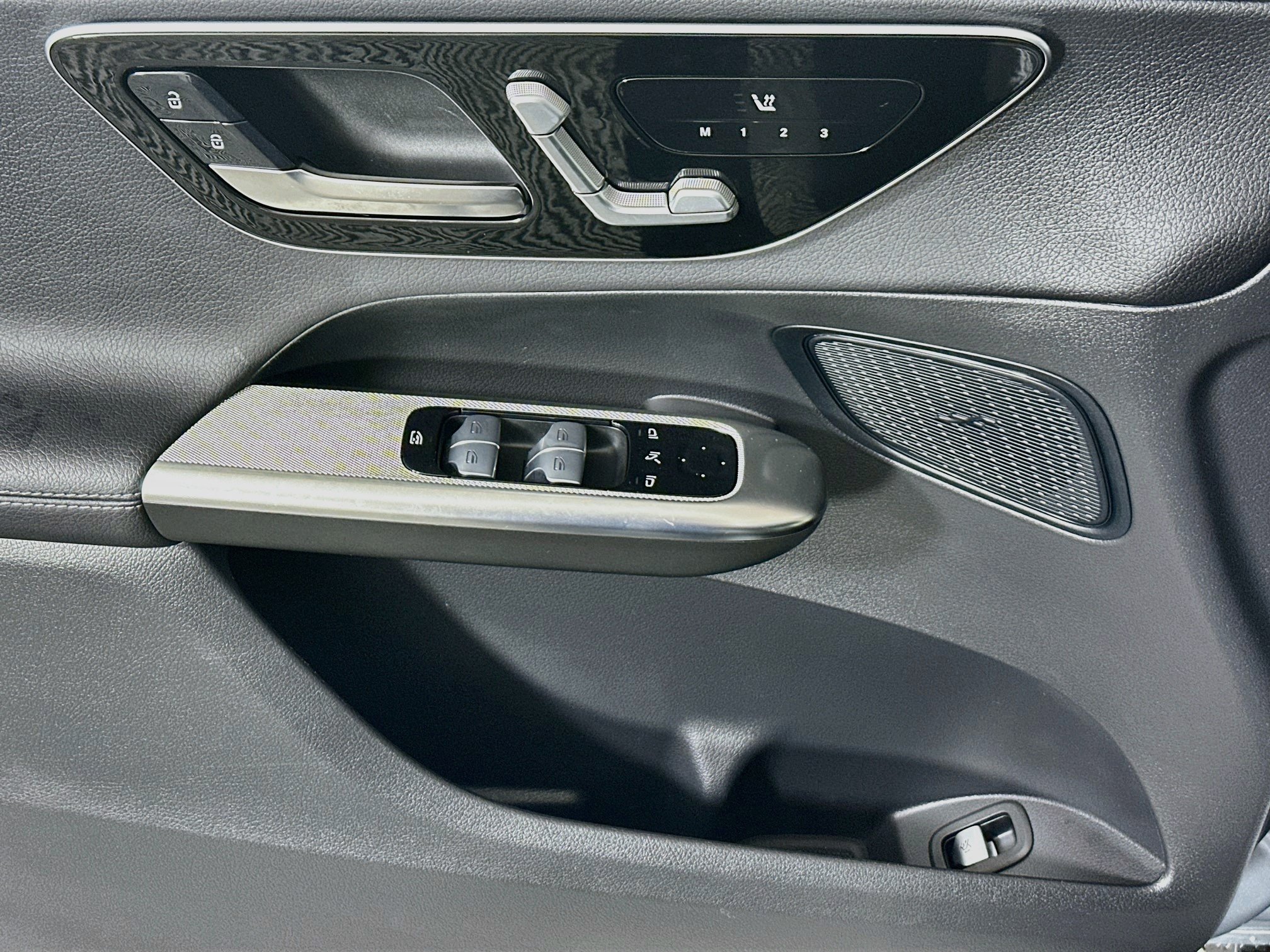 Used 2025 Mercedes-Benz GLC 300 4MATIC image 14