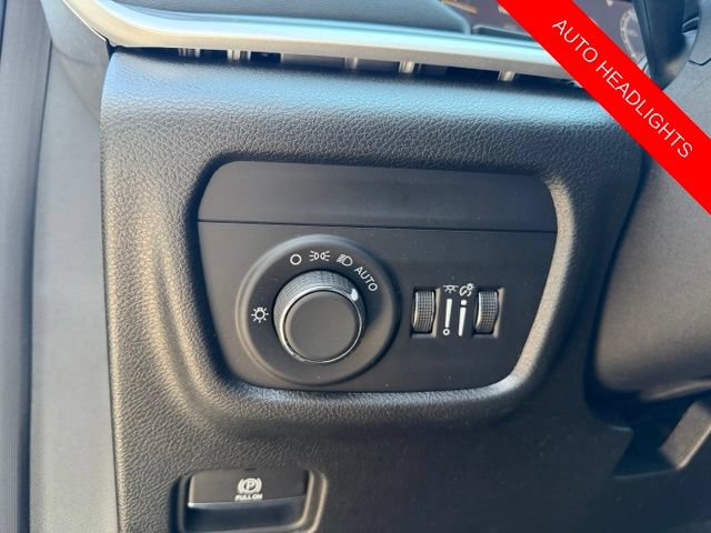 Used 2023 Jeep Grand Cherokee Laredo w/ Luxury Tech Group I AWD/4WD image 32
