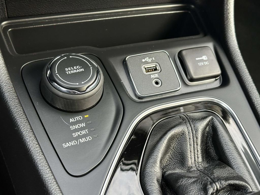 Used 2020 Jeep Cherokee Limited image 28