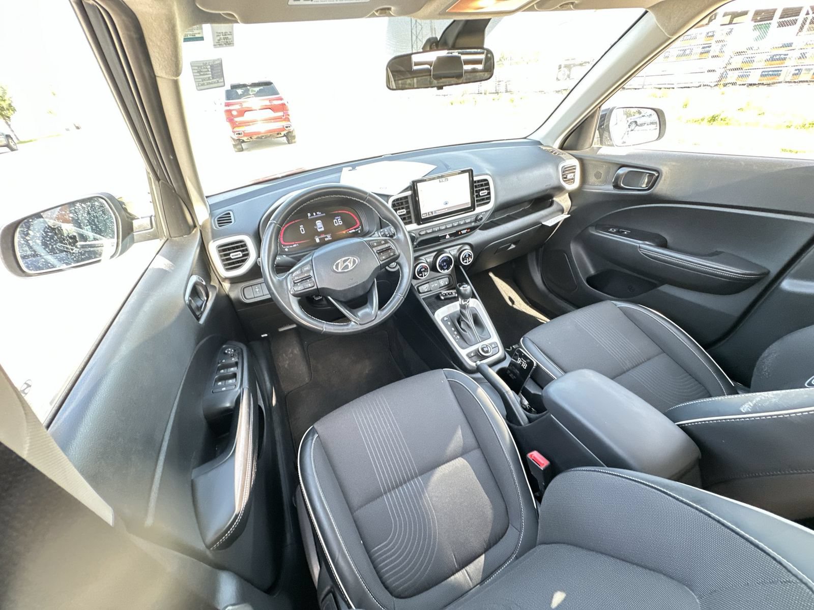 Used 2024 Hyundai Venue Limited FWD image 20