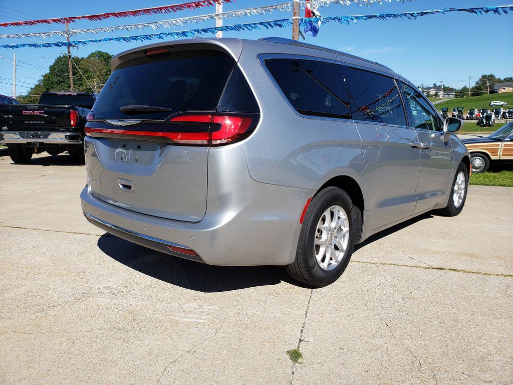 Used 2021 Chrysler Pacifica Touring-L FWD image 3