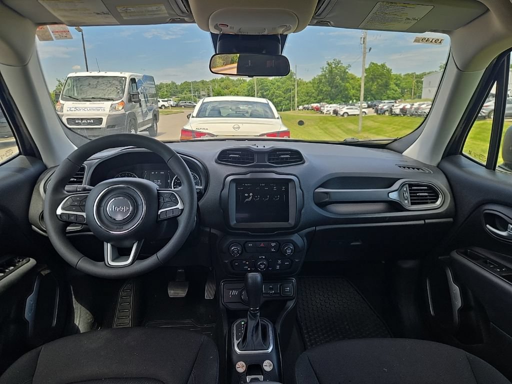 Used 2023 Jeep Renegade Latitude AWD/4WD image 5