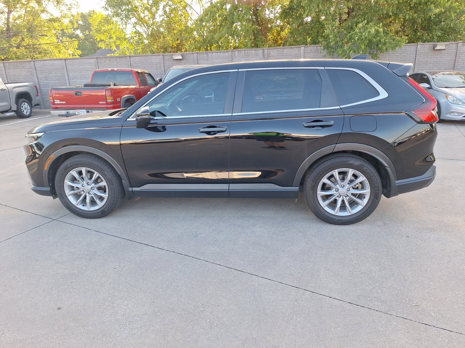 Used 2025 Honda CR-V EX-L image 3
