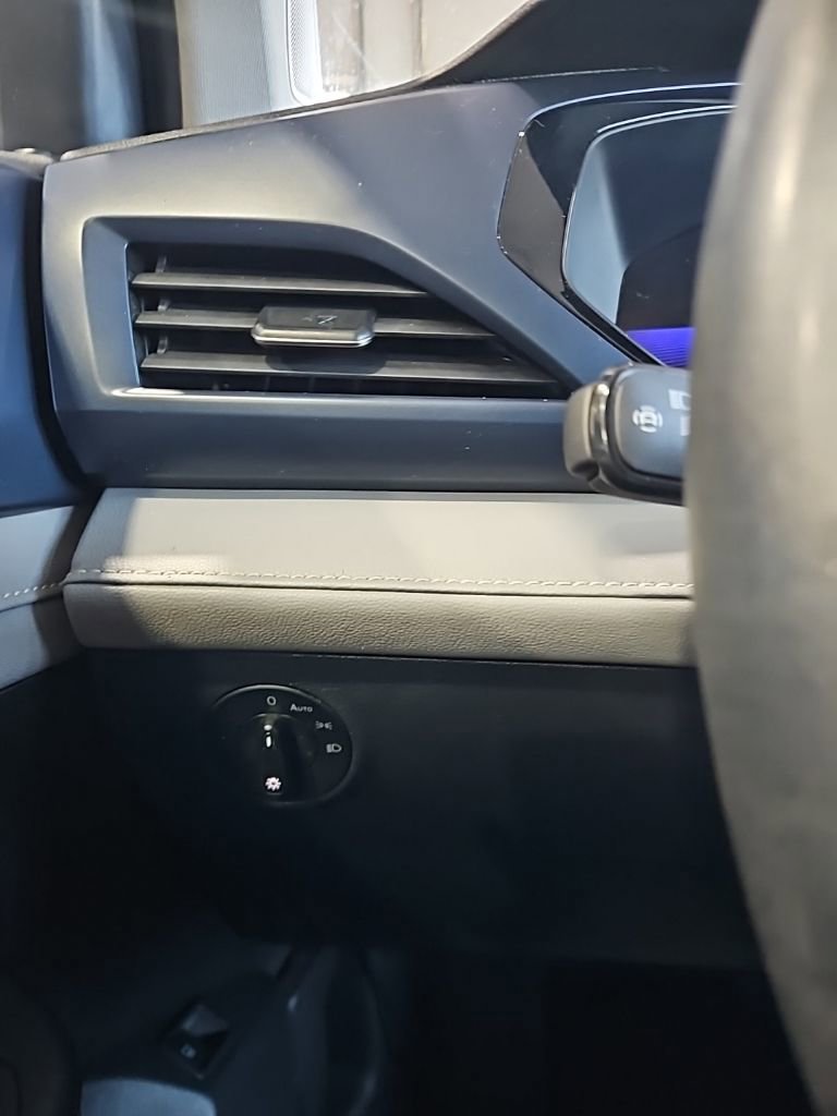 Used 2024 Volkswagen Taos SE image 34