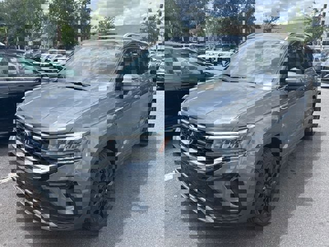 Used 2023 Volkswagen Taos SE FWD image 1