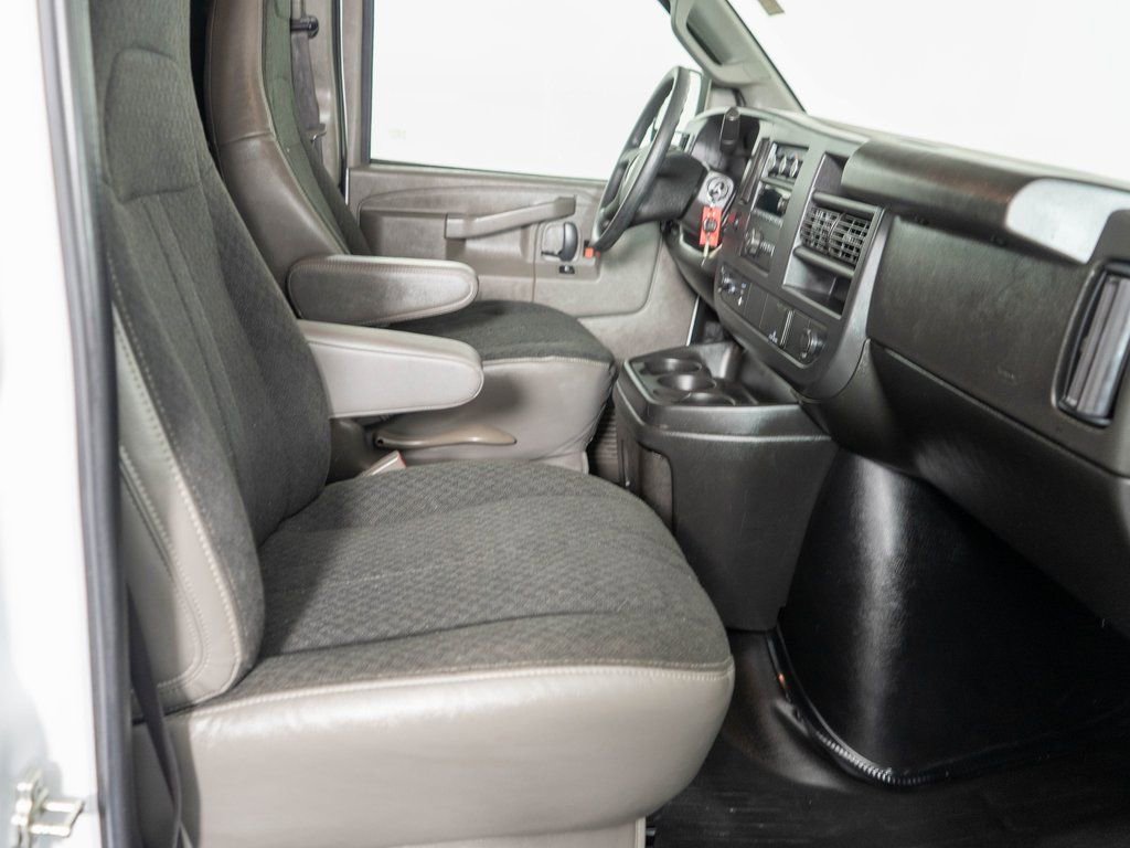 Used 2024 GMC Savana 2500 w/ Driver Convenience Package image 9