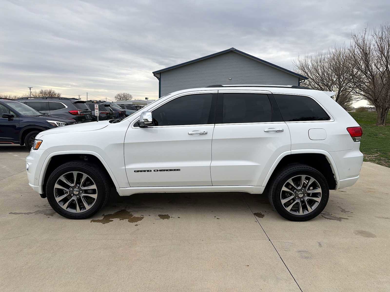 Used 2018 Jeep Grand Cherokee Overland image 3