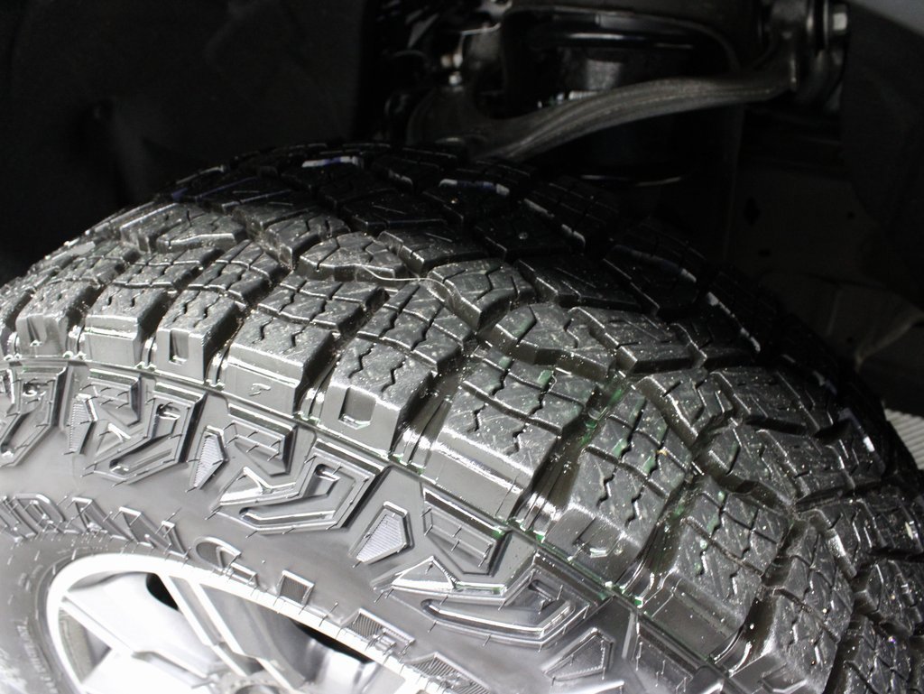 Used 2024 GMC Sierra 1500 AT4 w/ AT4 Preferred Package image 7