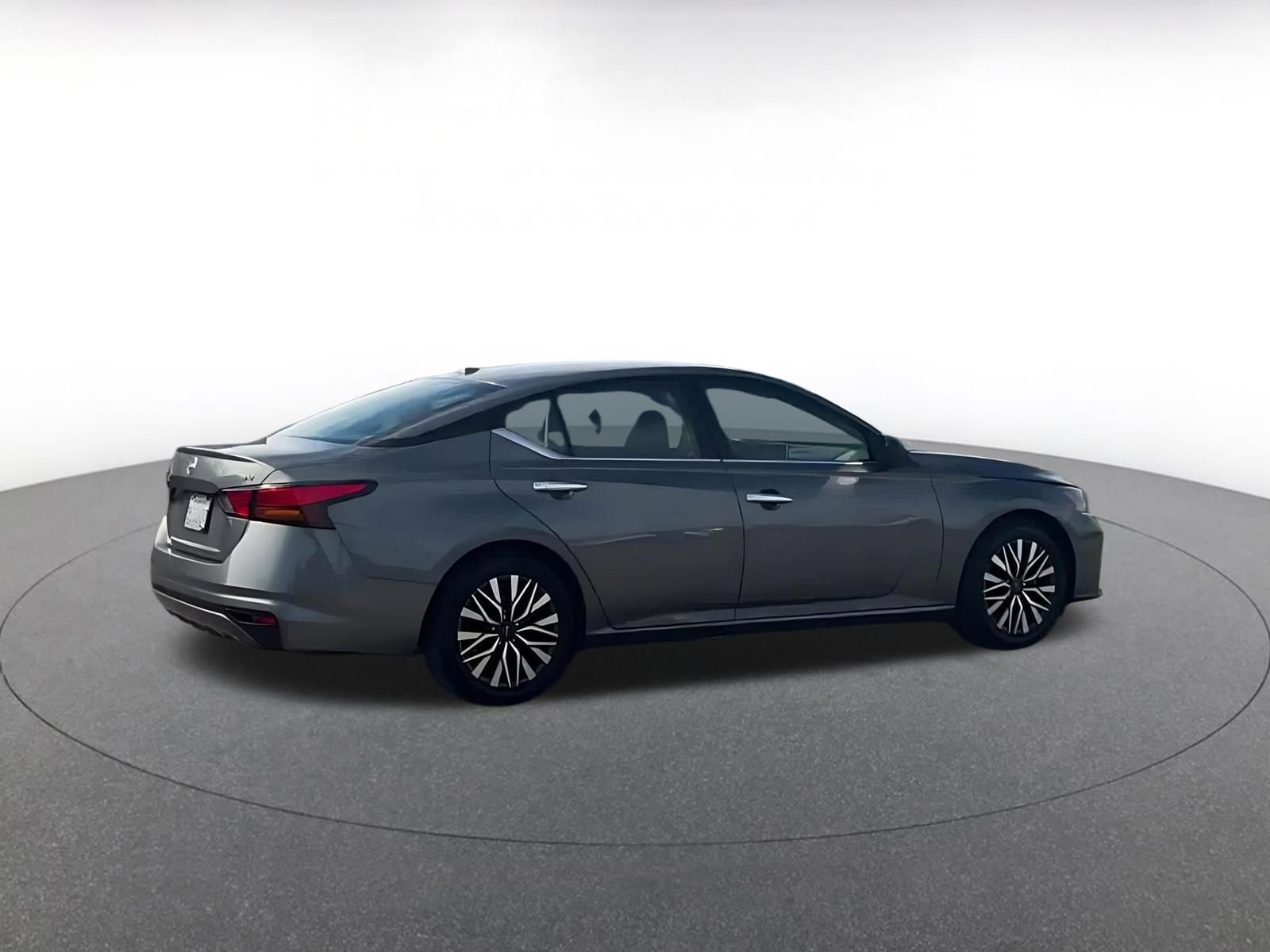 Used 2024 Nissan Altima 2.5 SV image 14