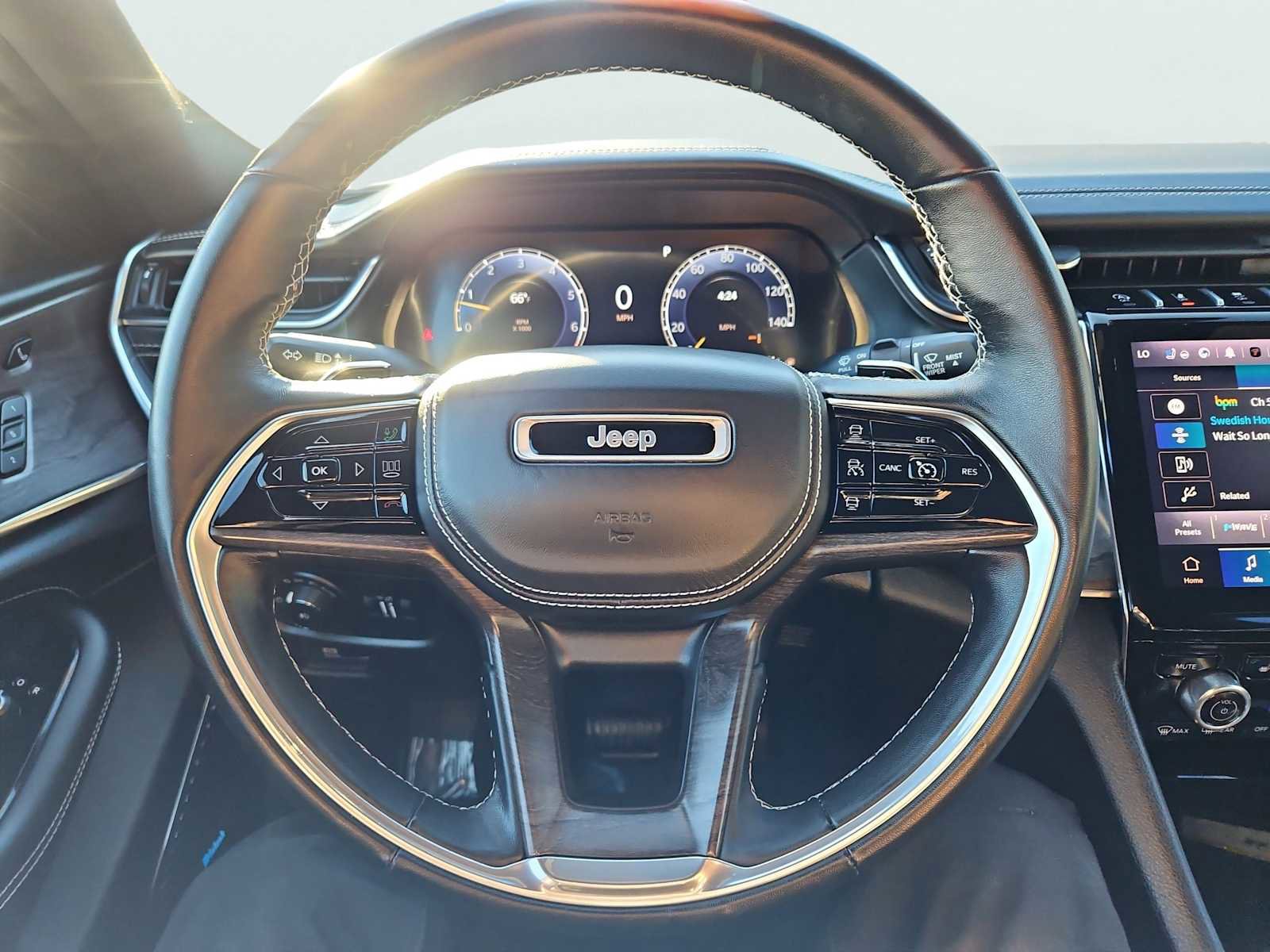 Used 2022 Jeep Grand Cherokee Overland w/ Luxury Tech Group IV image 34