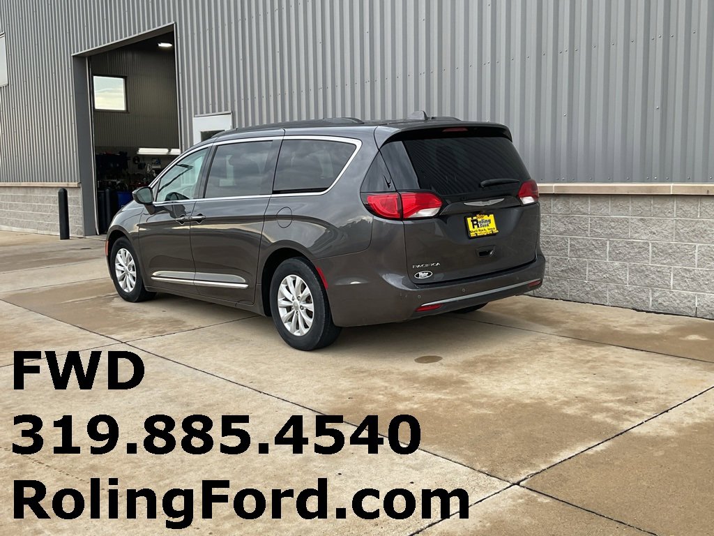 Used 2017 Chrysler Pacifica Touring-L image 3