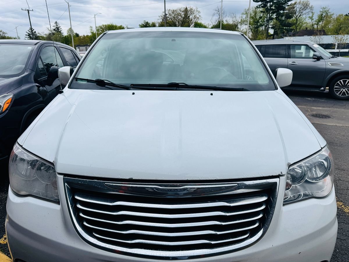 Used 2016 Chrysler Town & Country Touring FWD image 12