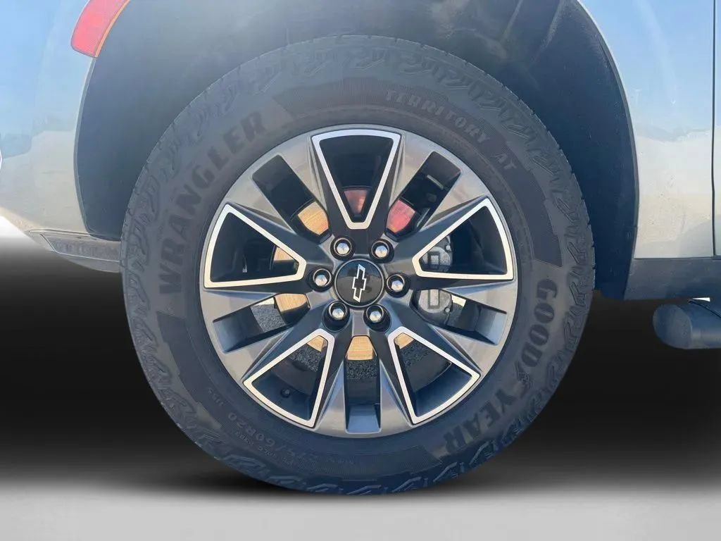 Used 2024 Chevrolet Tahoe Z71 w/ Luxury Package AWD/4WD image 33
