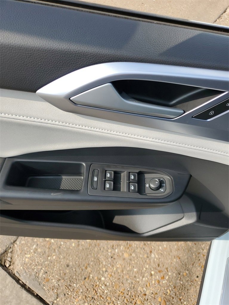 Used 2025 Volkswagen Taos SE image 10