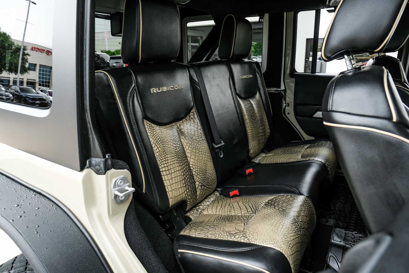 Used 2017 Jeep Wrangler Unlimited Rubicon w/ Connectivity Group AWD/4WD image 26