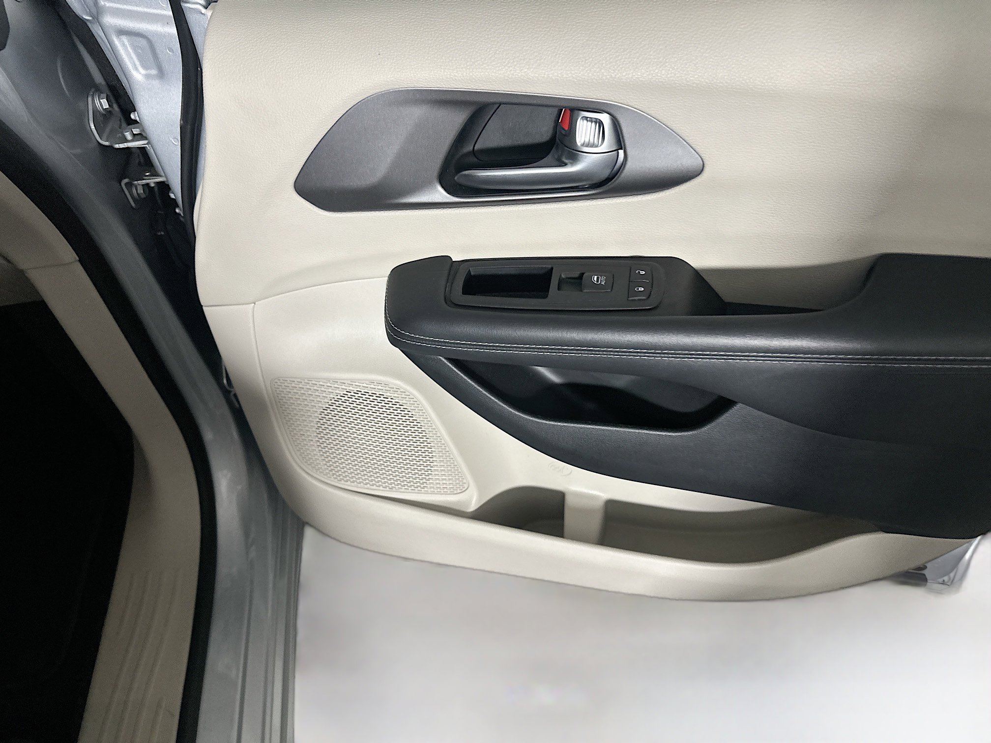 Used 2023 Chrysler Pacifica Touring-L image 33