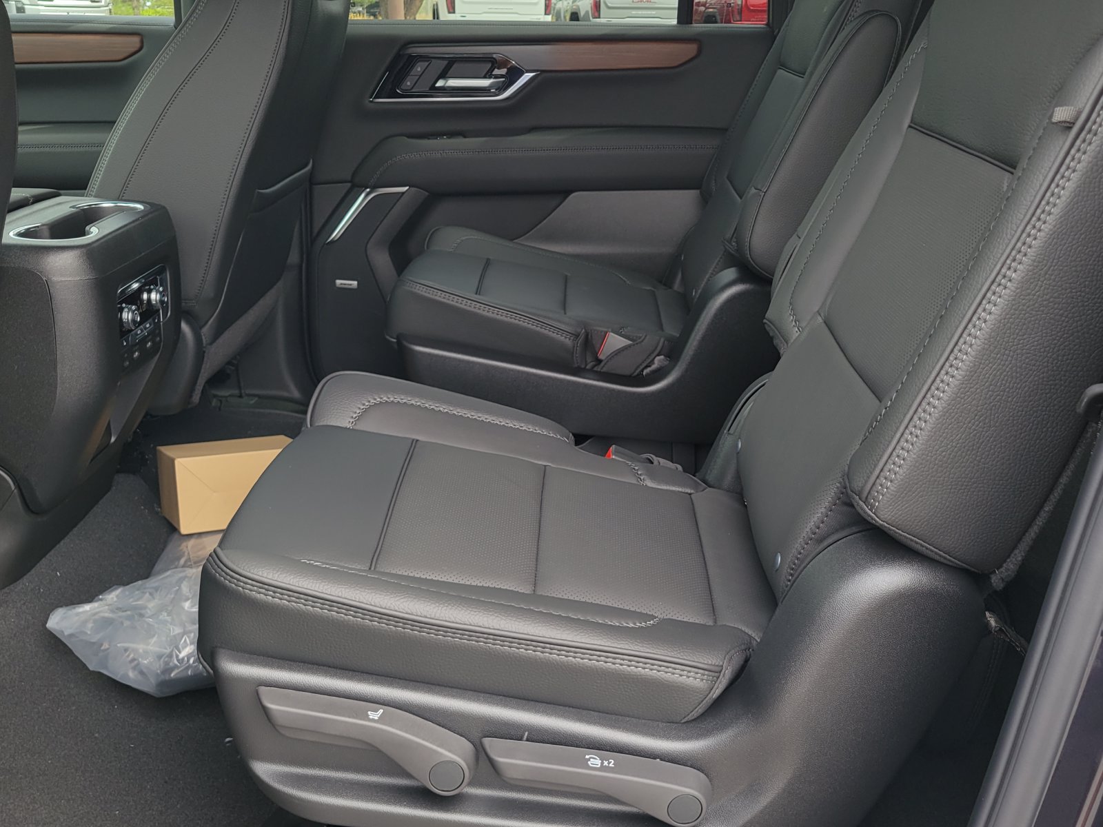 New 2026 GMC Yukon XL Denali w/ Denali Reserve Package AWD/4WD image 7