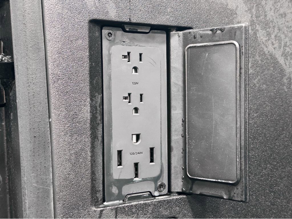 Used 2025 Tesla Cybertruck AWD Crew Cab image 27