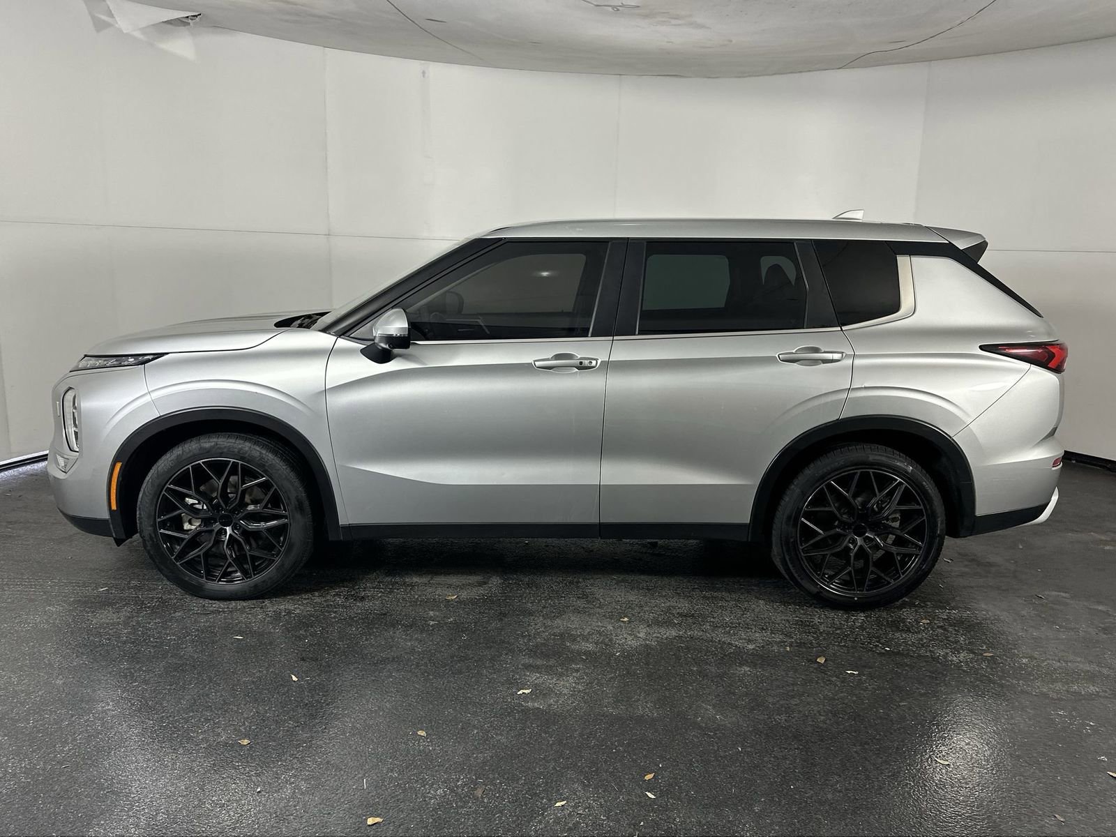 Used 2023 Mitsubishi Outlander SE AWD/4WD image 5
