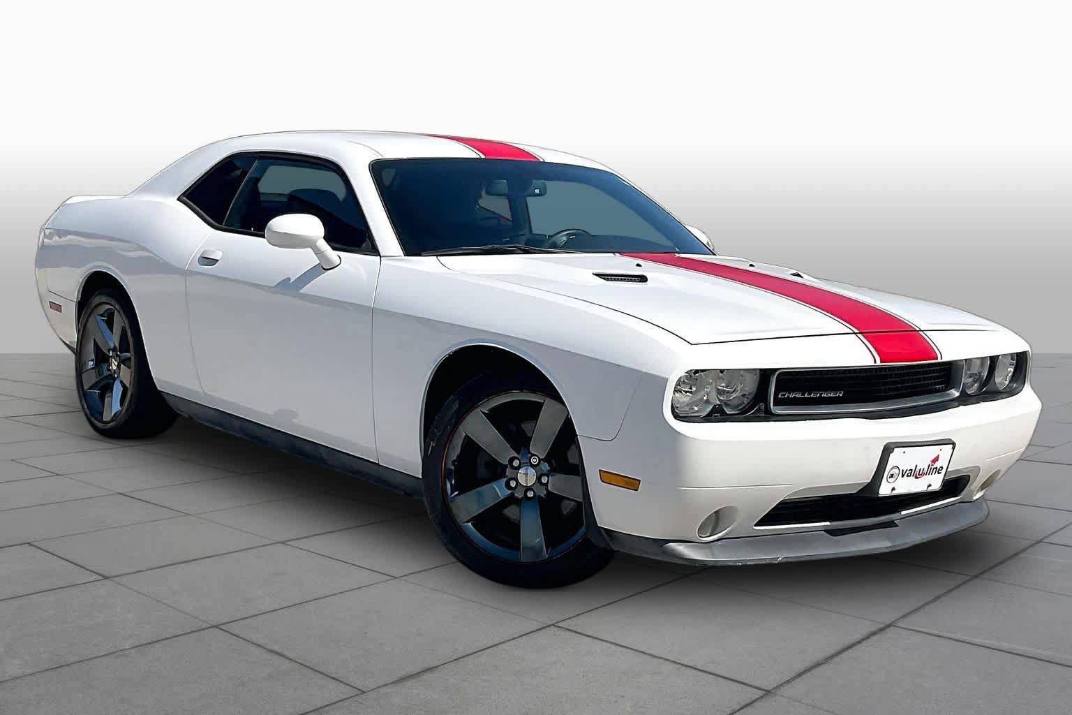 Used 2013 Dodge Challenger SXT RWD image 2