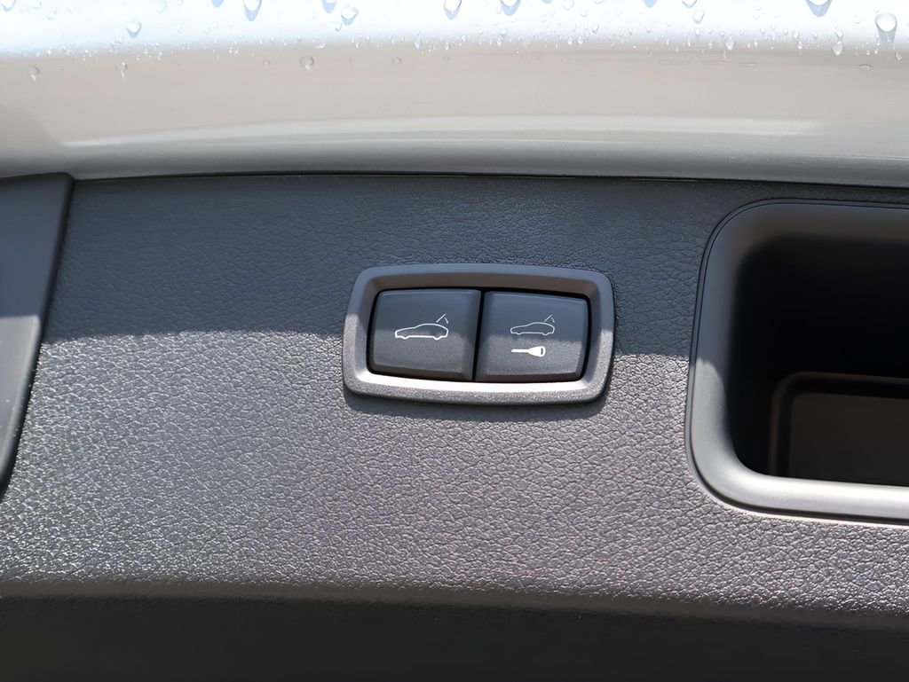 Certified 2025 Porsche Macan Turbo image 20