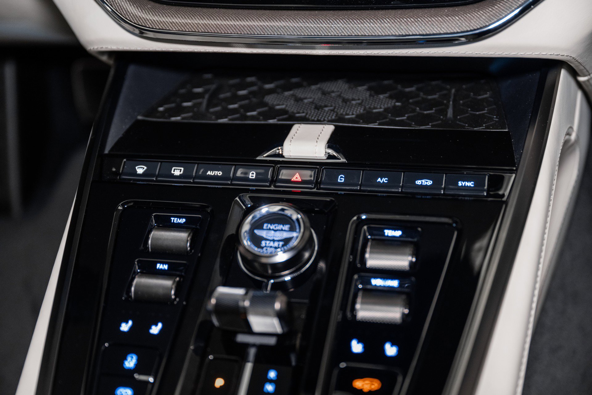 Used 2025 Aston Martin DBX 707 image 30