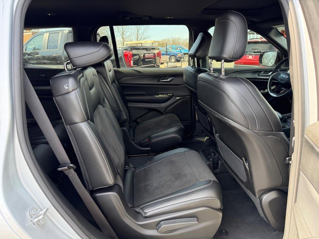 Used 2024 Jeep Grand Cherokee L Altitude image 11