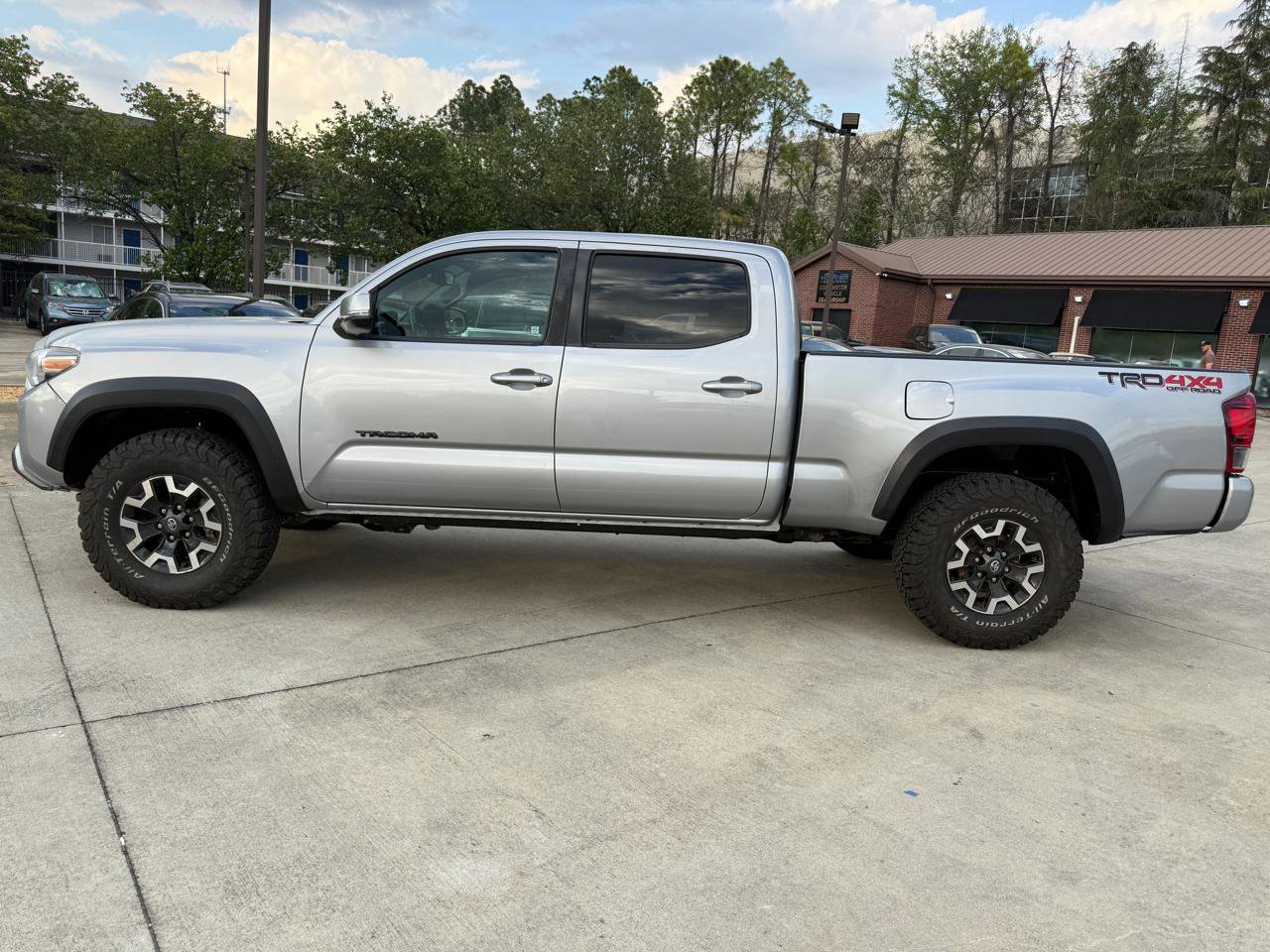 Used 2019 Toyota Tacoma TRD Off-Road w/ Technology Package image 2