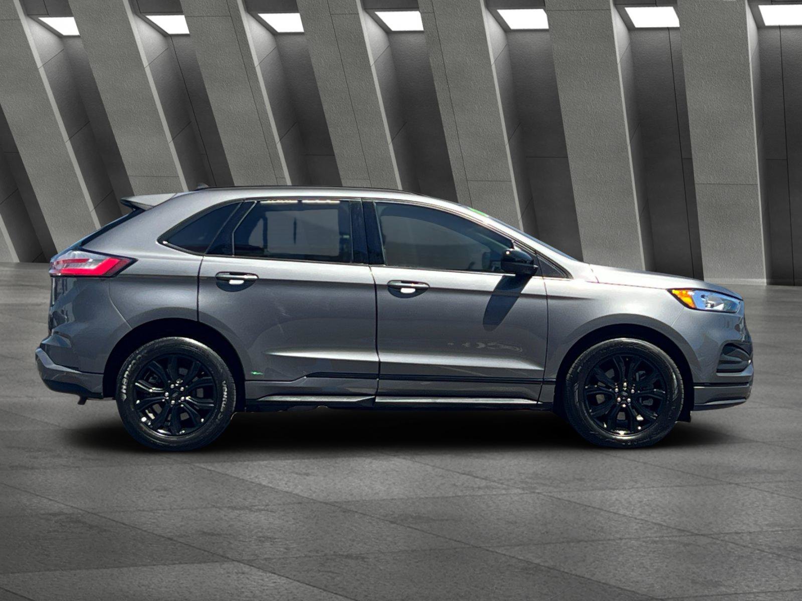 Used 2024 Ford Edge SE w/ Black Appearance Package AWD/4WD image 3