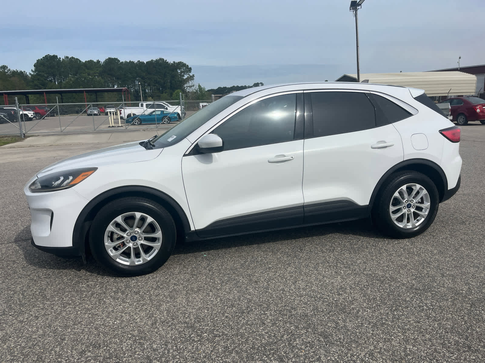 Used 2020 Ford Escape SE image 2