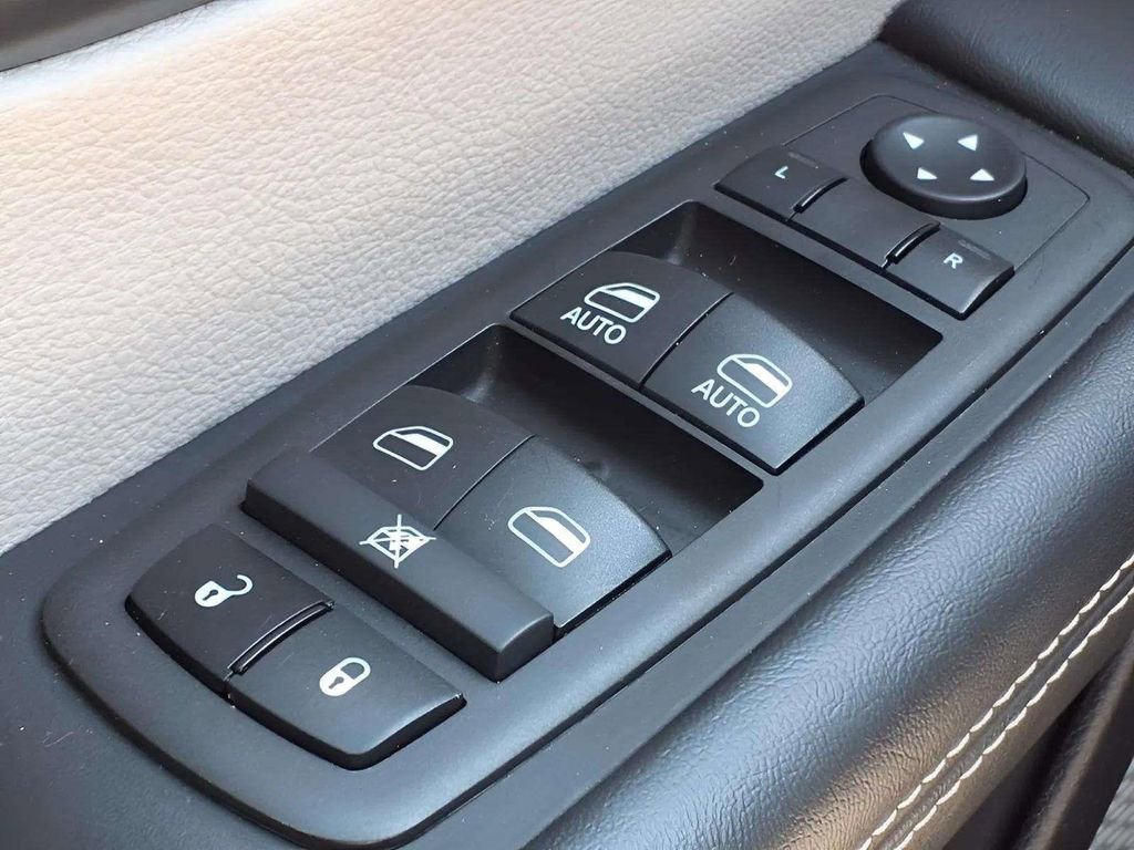 Used 2024 Chrysler Pacifica Touring-L image 16