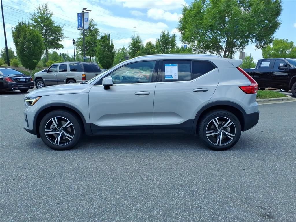 Used 2023 Volvo XC40 B5 Plus AWD/4WD image 34