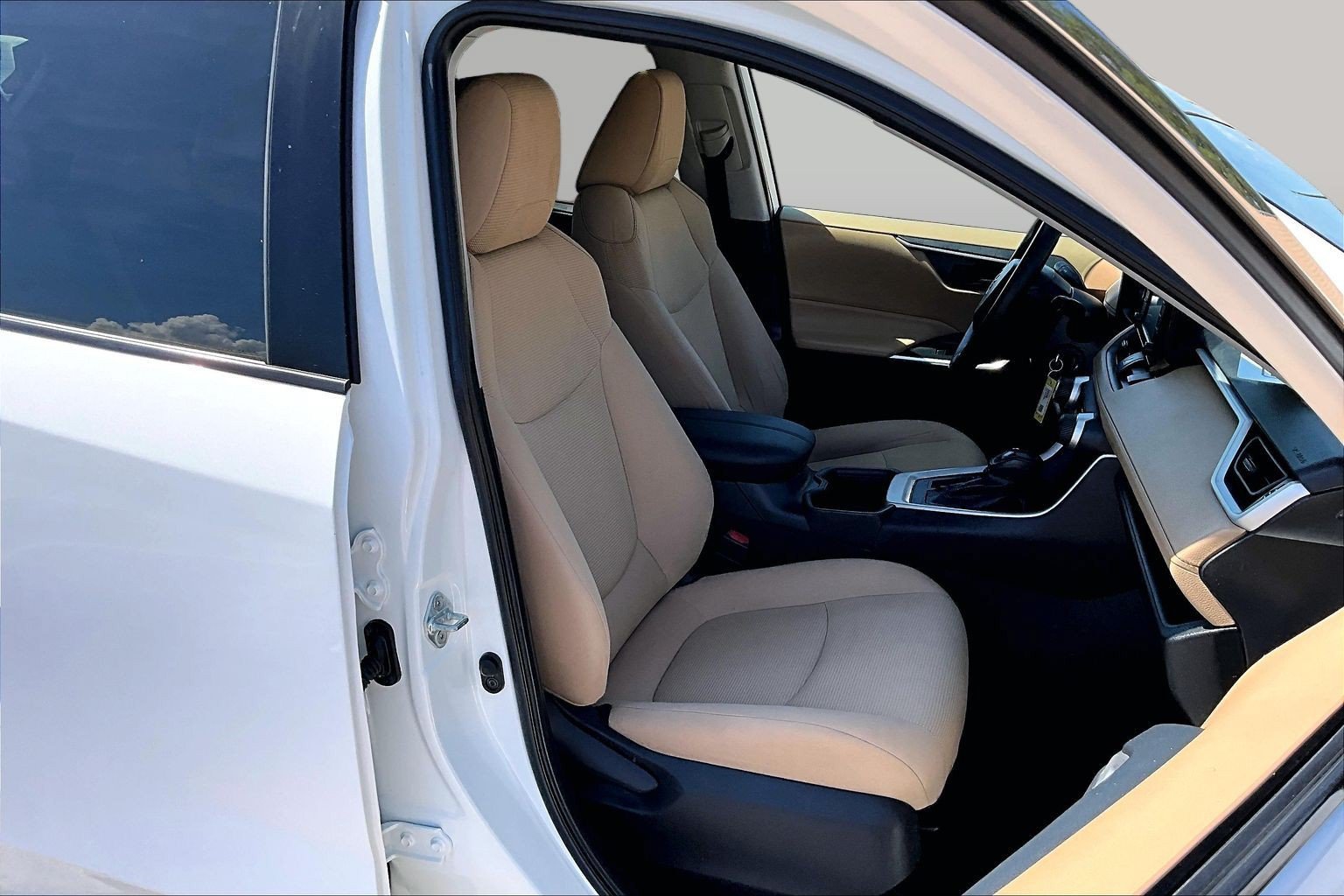 Used 2022 Toyota RAV4 LE FWD image 7