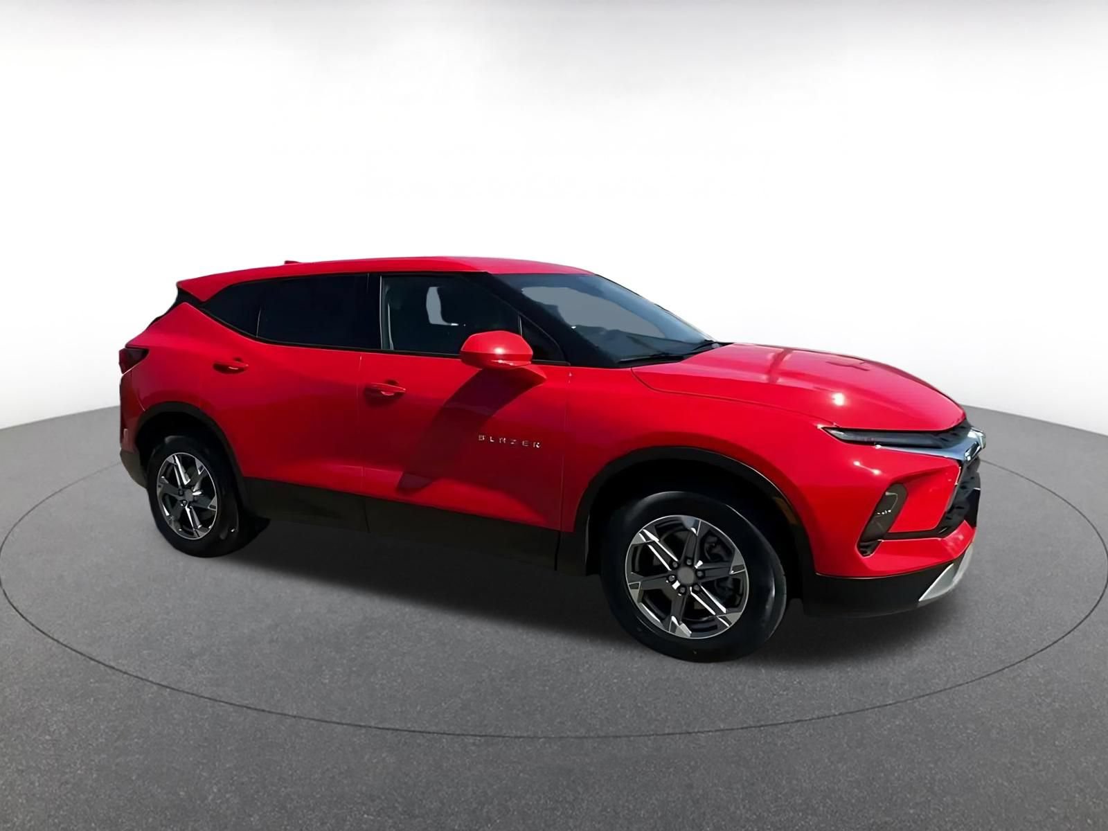 Used 2026 Chevrolet Blazer LT FWD image 2