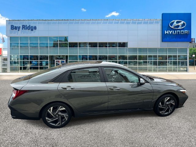 Used 2025 Hyundai Elantra Limited FWD image 2
