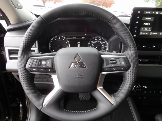 New 2025 Mitsubishi Outlander SE image 32