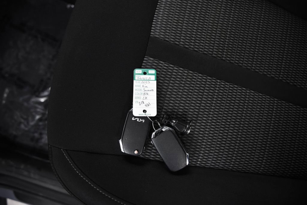 Used 2023 Kia Sorento LX image 25