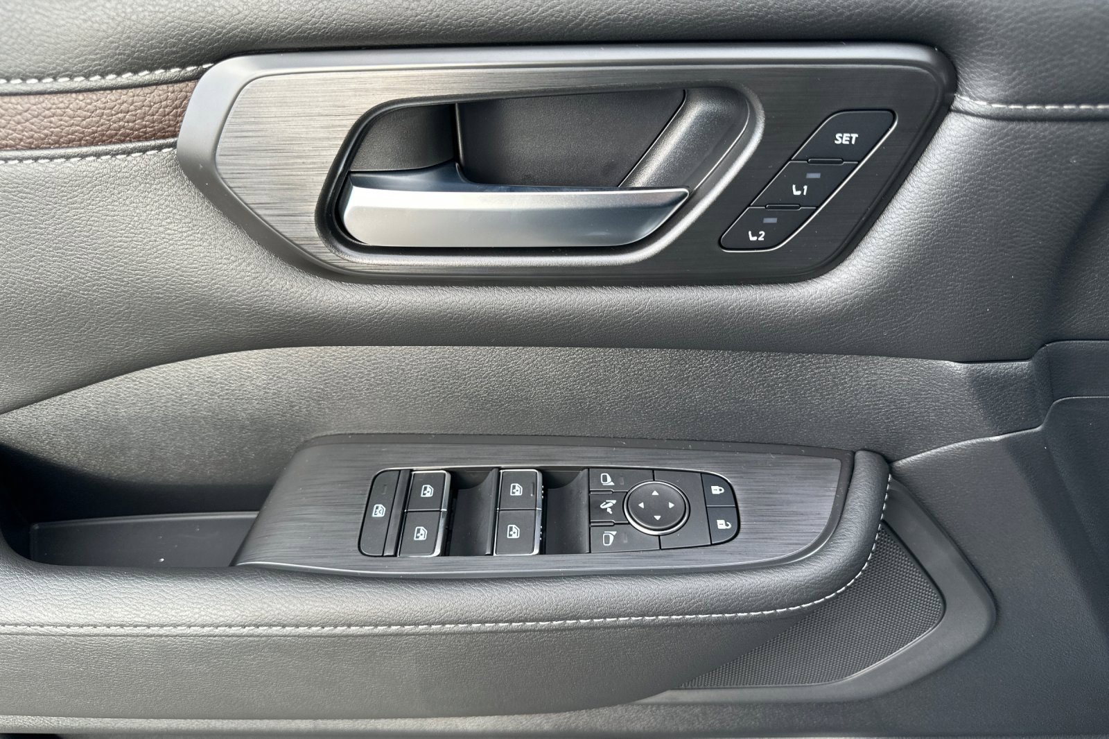 New 2026 Nissan Armada SL w/ Captain's Chari Seat Package image 8