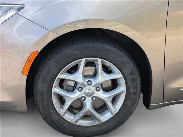 Used 2018 Chrysler Pacifica Touring-L w/ Tire & Wheel Group image 14