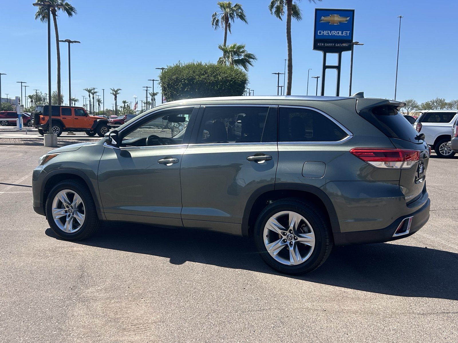 Used 2017 Toyota Highlander Limited FWD image 3
