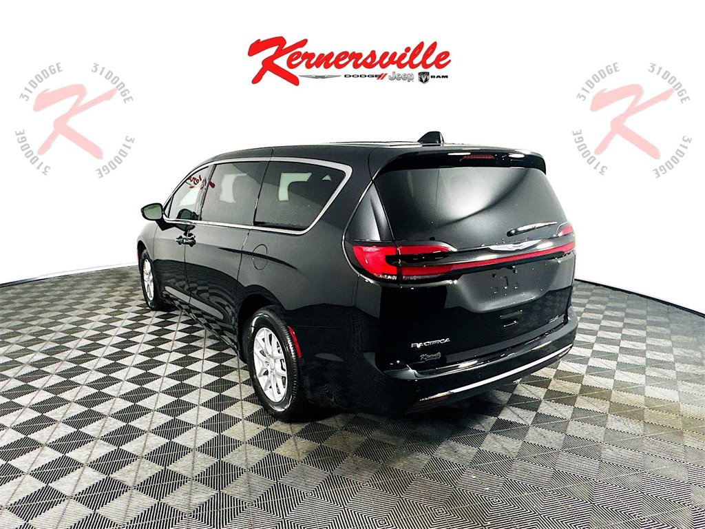 New 2026 Chrysler Pacifica Select image 5