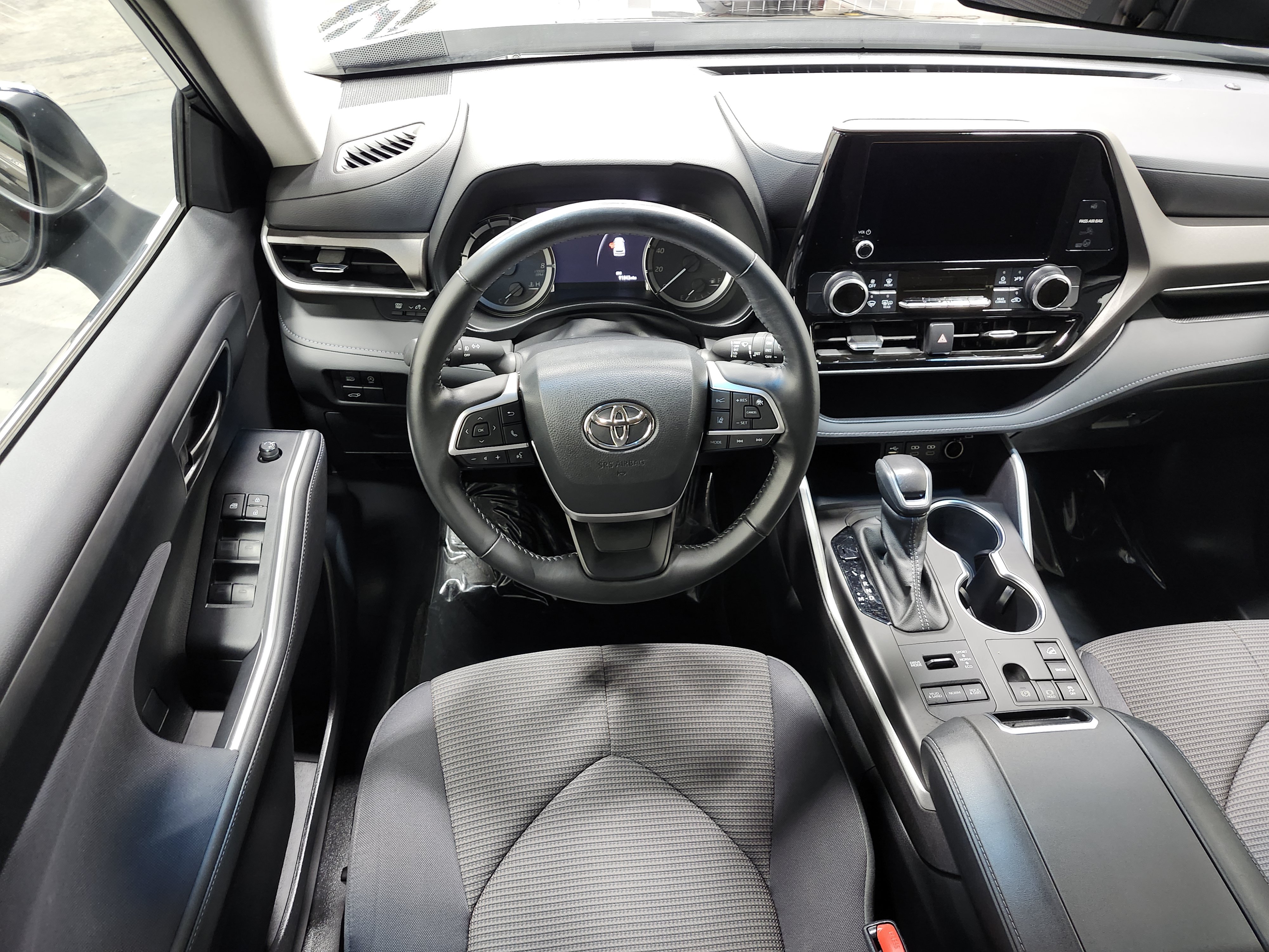 Used 2023 Toyota Highlander LE AWD/4WD image 26