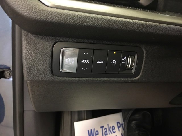 Used 2025 Chevrolet Traverse LT image 32