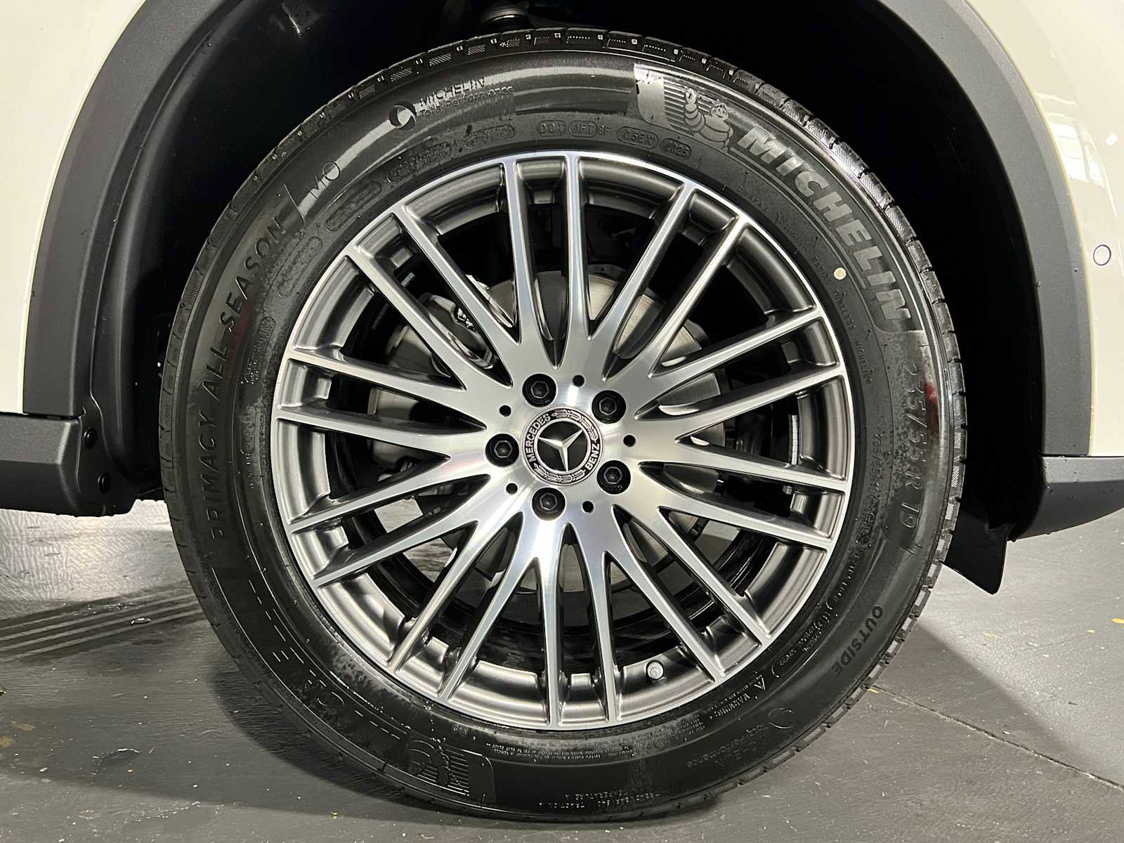 Used 2025 Mercedes-Benz GLC 300 4MATIC image 9
