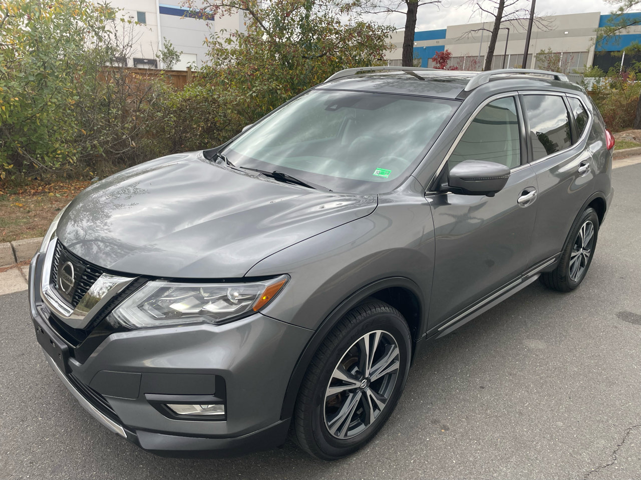 Used 2017 Nissan Rogue SL w/ SL Premium Package image 2
