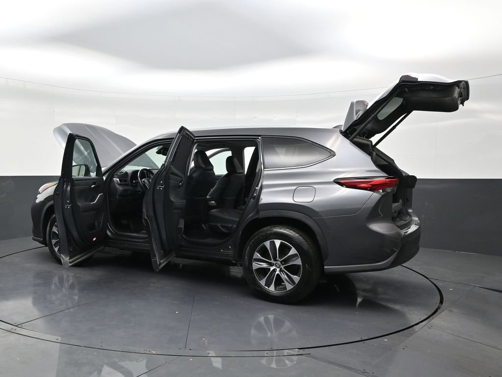 Used 2022 Toyota Highlander XLE FWD image 31