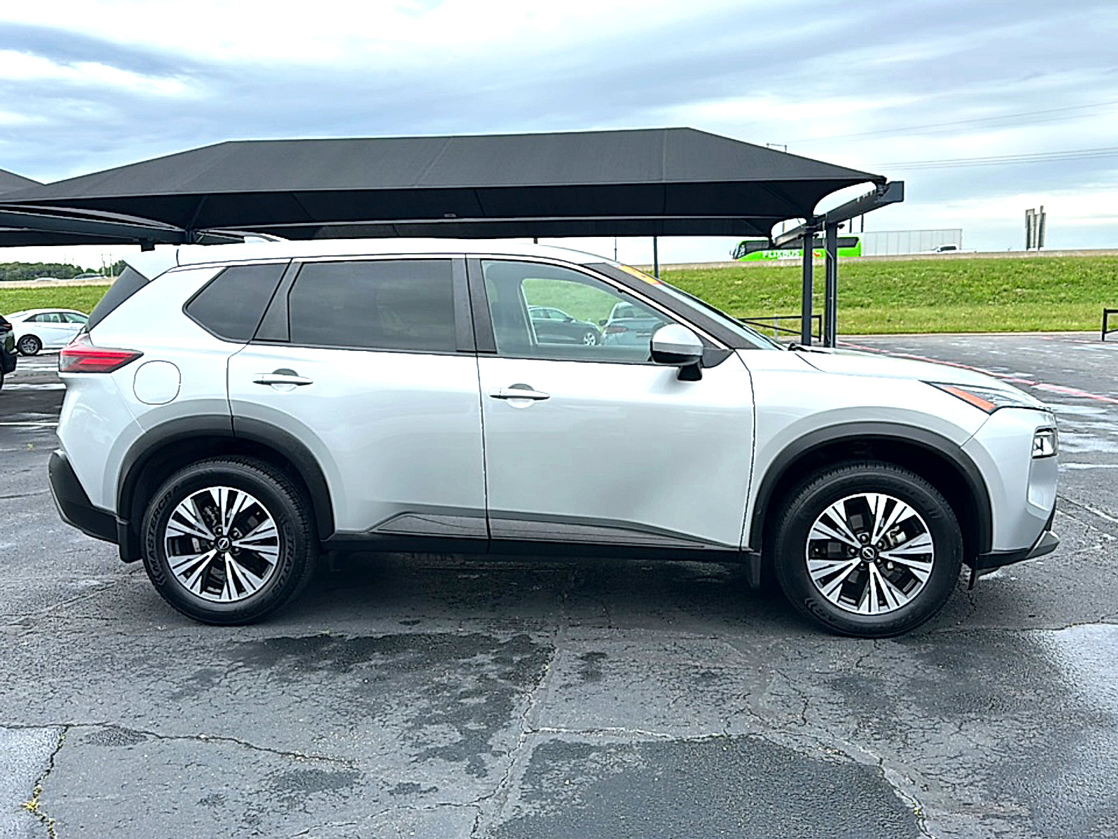 Used 2023 Nissan Rogue SV FWD image 9